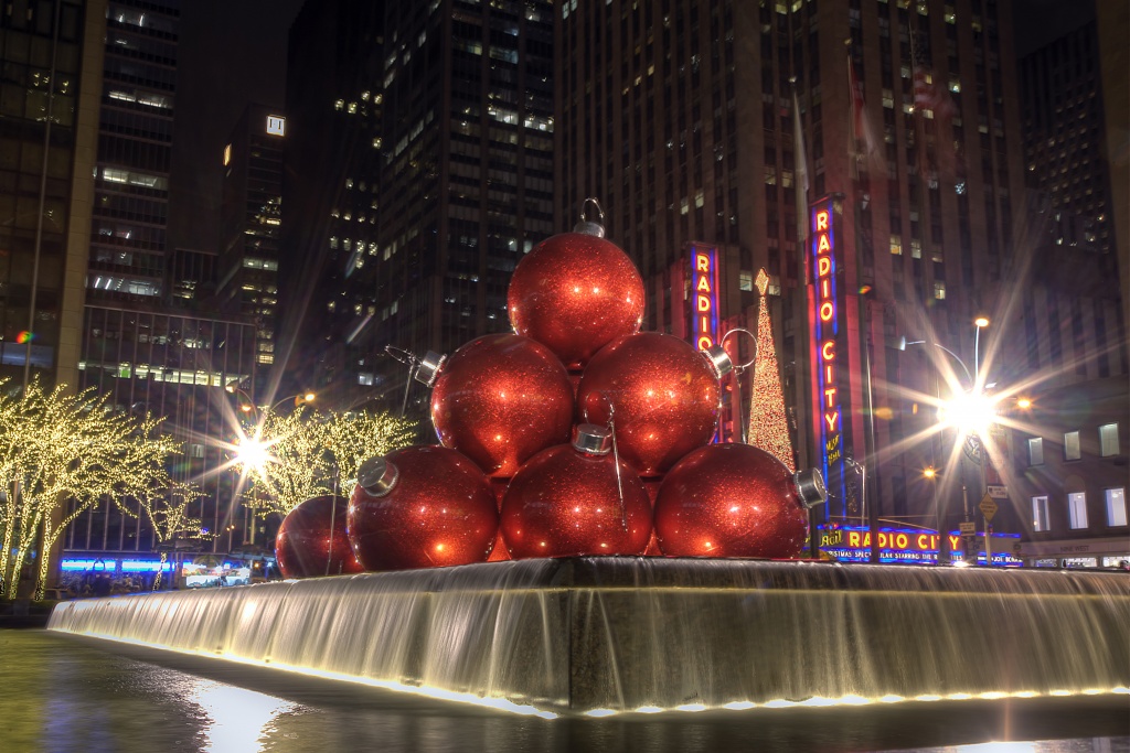 red ornaments, radio city, new york, long exposure, christmas, winter, travel, visit, nyc, east coast, usa, 