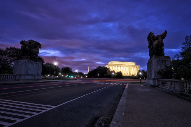 Arlington memorial bridge, washington dc, washington monument, lincoln memorial, early morning, sunrise, car lights, traffic, lights, street lights, east coast, night, exposure, focus, camera settings, statue, colorful, light trails