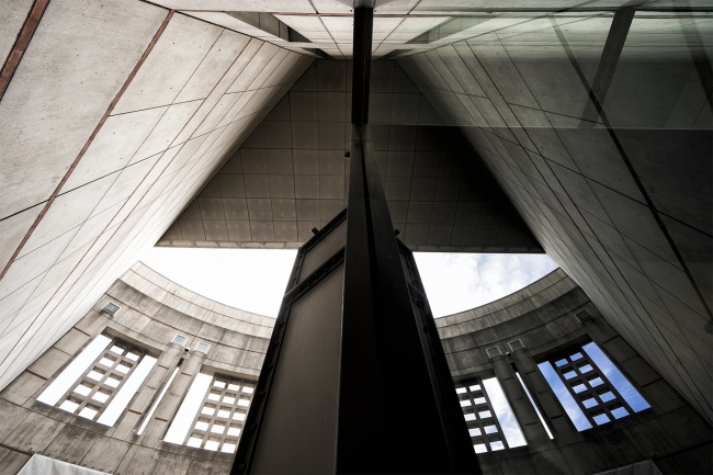 holocaust museum, architecture, washington dc, buildings of dc, 14th street, sw, reflection, windows, entrance, looking up, new perspectives, present, images, photography, dramatic