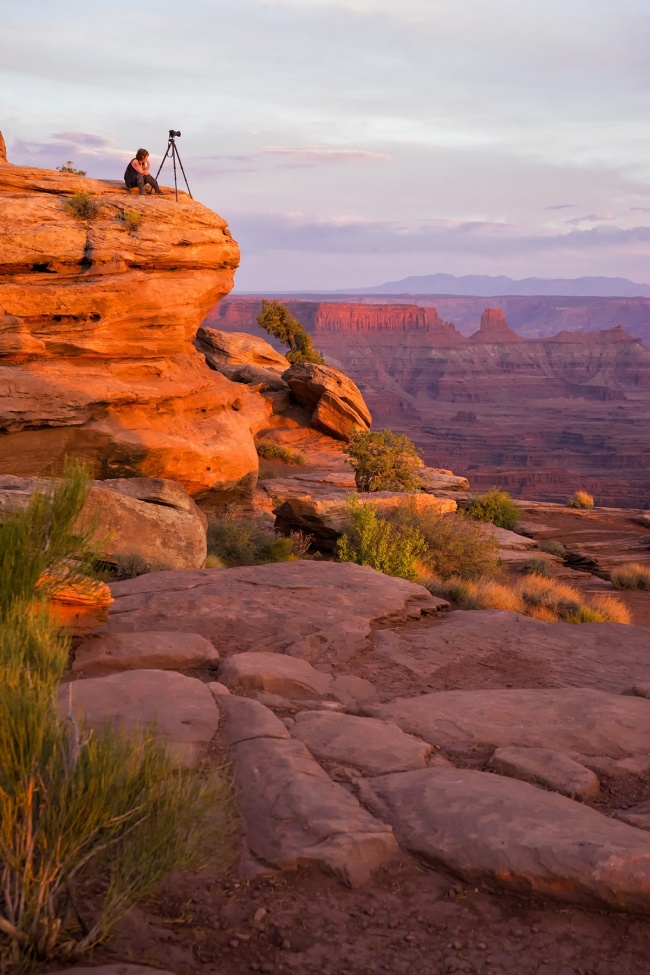 moab, utah, south utah, travel, visit, photographer, photo, tripod, settings, sunset, dead horse point state park, big chief overlook, walking dead, daryl, panoramic, views, sunlight, glow, rocks, landscape