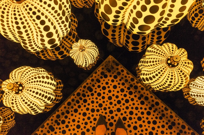 Yayoi Kusama Pumpkins, infinity rooms, infinity mirrors, washington dc, hirshhorn, halloween, pumpkins, glowing, art, exhibit, japanese, dots, internal love, smithsonian, shoefy