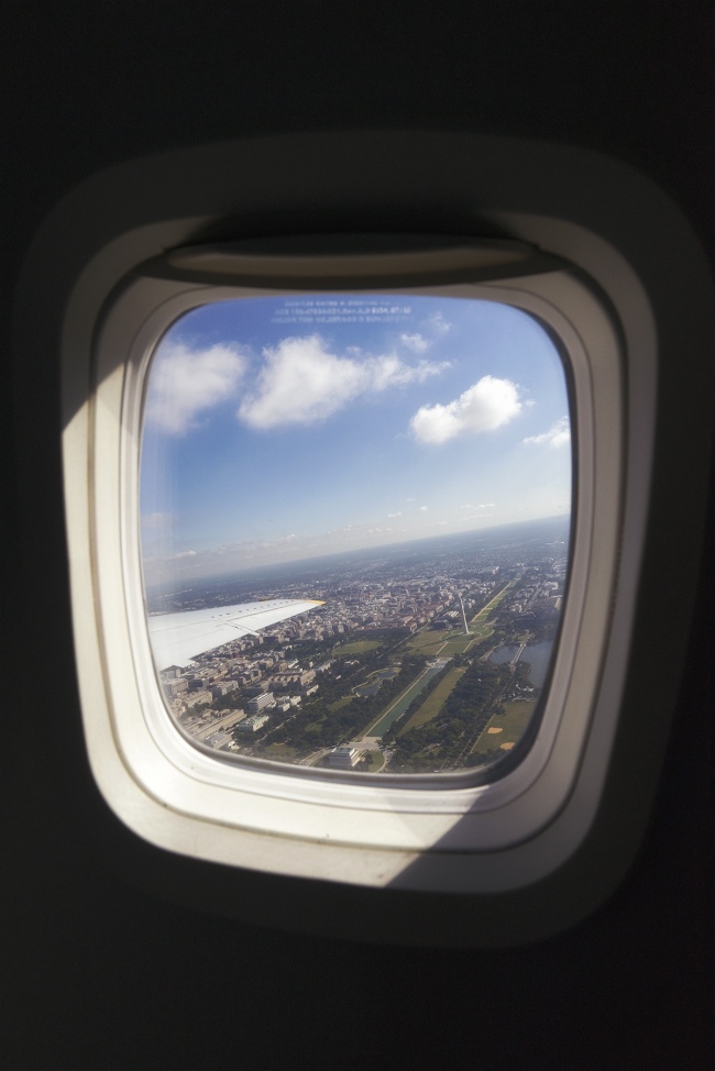 window seat, ronald reagan airport, dca, washington dc, national mall, washington monument, lincoln memorial, reflecting pool, birds eye view, airplane, travel, airport, virginia, arlington, va, tips, capture monuments,