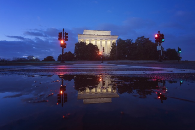 Lincoln Memorial Photo Walk, focus on the story, international photo festival, fots, #fotswalk18, photowalk, lincoln memorial, national mall, snow, winter, reflection, puddle, blue hour,