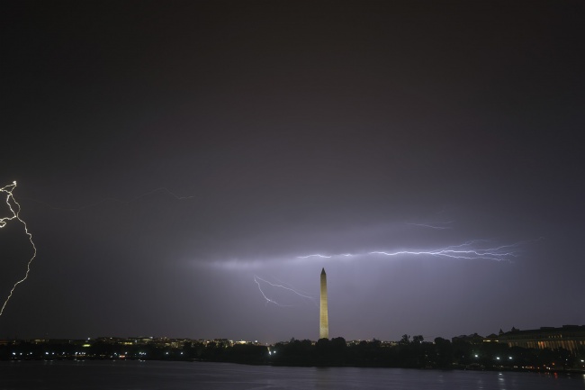 washington dc, summer, lightning, how to photograph lightning, tripod, jefferson memorial, washington monument, lightning strike, washington dc weather, visit, travel, how to, rain, shelter, summer nights