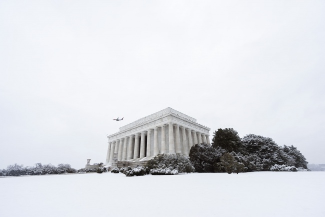 Snow at the Lincoln Memorial, national mall, washington dc, lincoln memorial, snow, winter, airplane, winter travel, white,