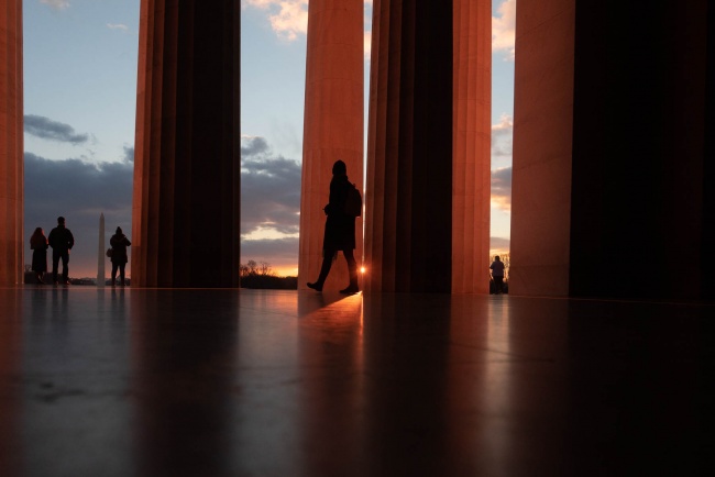 lincoln memorial, washington dc, national mall, sunrise, early morning, lincoln memorial interior, columns, architecture, sihlouttes,